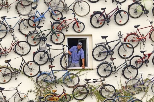 120 велосипедов на фасаде дома